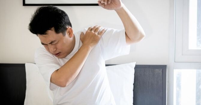 Frozen Shoulder: Symptoms, Causes, and Treatment in Lynnwood